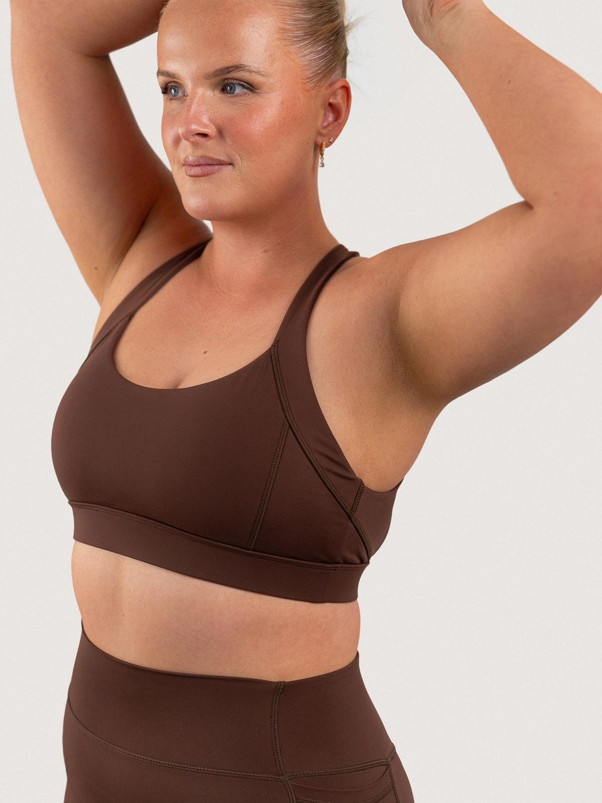 Close front view of the Aella Storm Hybrid Sports Bra in
Espresso.